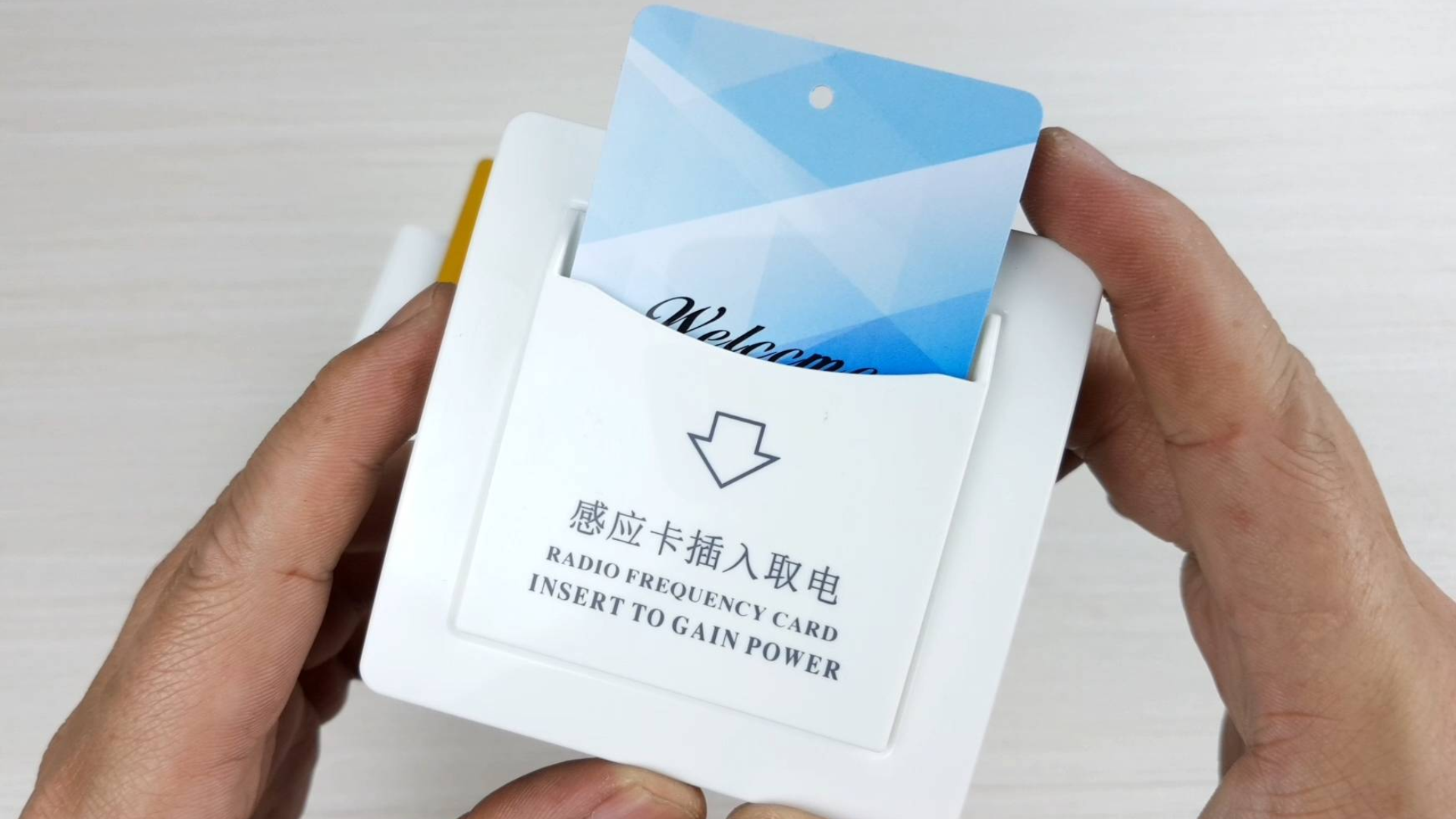 每次开房都会接触到的插卡取电开关,拆开看看它的内部构造